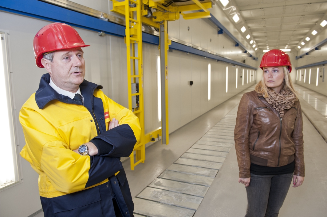 Wiener Linien Hauptwerkstaette Simmering. Fuehrung durch Neubau und Werkstaetten. Im Bild: Werkstaettenleiter Franz Gaisbauer, Pressesprecherin Anna Reich. Wien, 09.10.2012