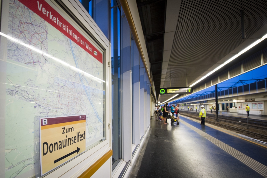 22.06.2012, Wien: Heute hat das alljaehrliche Donauinselfest begonnen. Die Wiener Linien sorgen mit 500 zusaetzlichen MitarbeiterInnen fuer einen Reibungslosen Ablauf. Im Bild ein Wegweiser zum Donauinselfest.