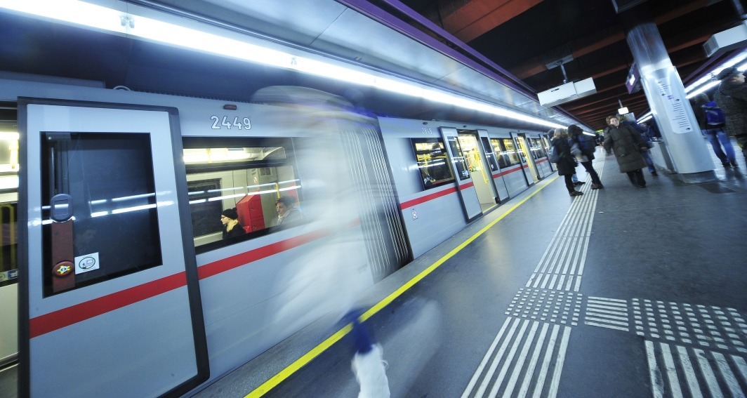 V-Zug bei der Einfahrt in die Station Schottentor