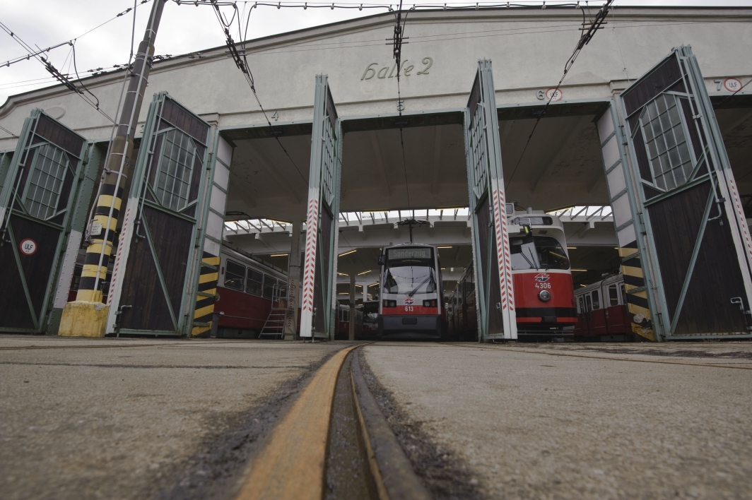 Straßenbahnen im Bahnhof Favoriten.