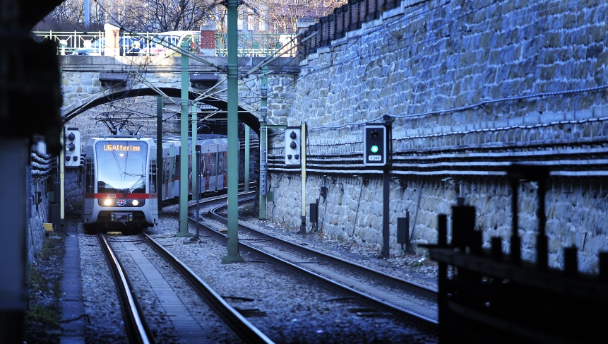 U-Bahn Zug der Linie U6 in Fahrtrichtung Alterlaa auf offener Strecke nahe der Station Burggasse / Stadthalle.