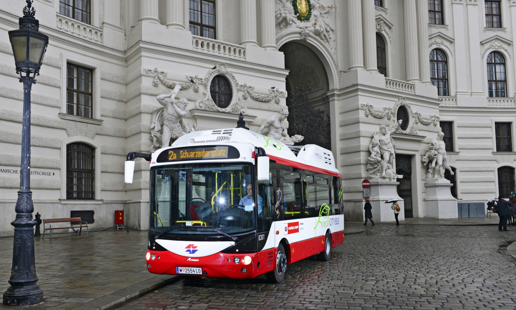 Bereits auf der Linie 2A im Einsatz: der voll-elektrische City-Bus. Hier im Bereich Michaelerplatz.