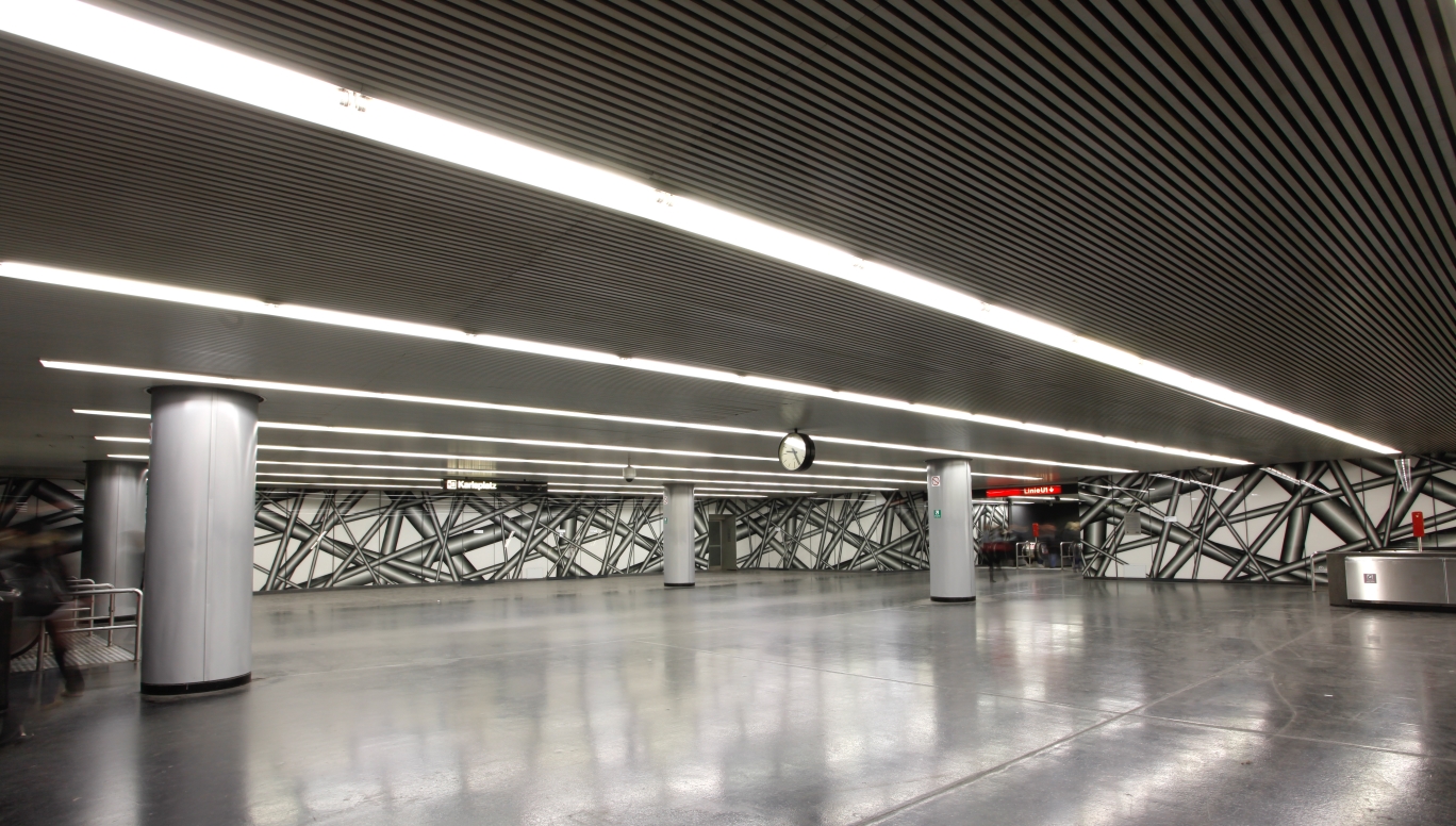 Das von Peter Kogler künstlerisch gestaltete Zwischengeschoß in der U-Bahn-Station Karlsplatz.