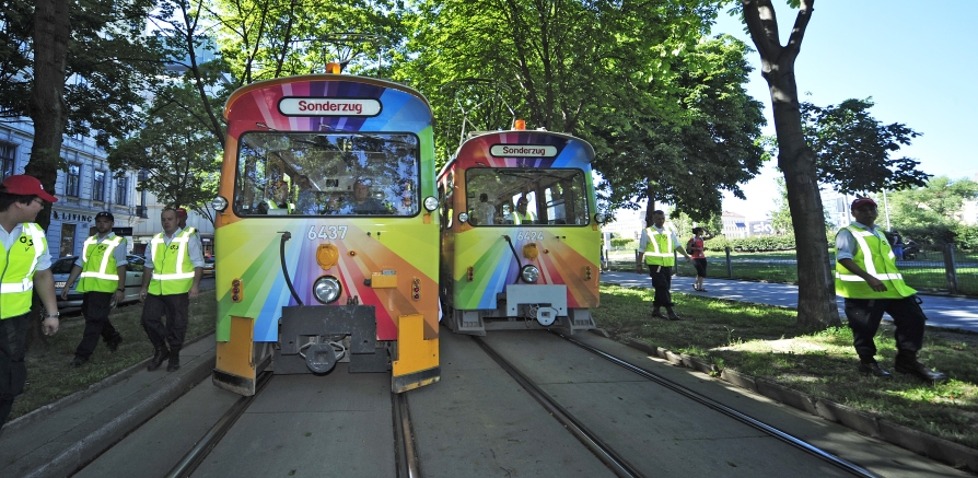 Zwei Sonderzüge der Wiener Linien führen die diesjährige Regenbogenparade über die Wiener Ringstraße an.