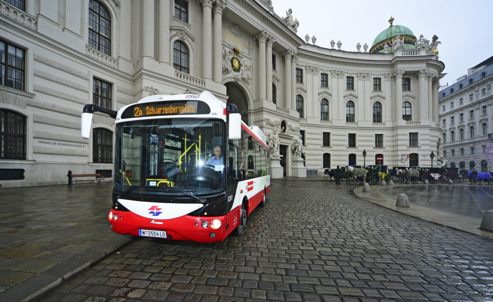 Bereits auf der Linie 2A im Einsatz: der voll-elektrische City-Bus. Hier im Bereich Michaelerplatz.