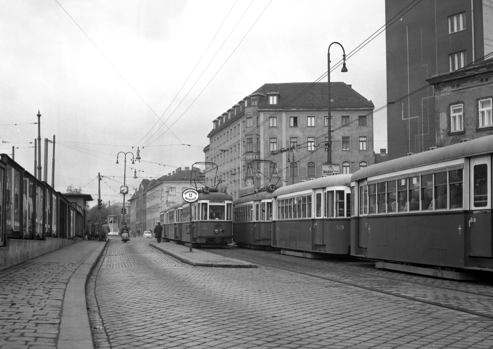 Dreiwagenzüge der Linie 62 in Meidling, heute Philadelphiabrücke, Type T1-k6-k6,  17.Oktober 1961