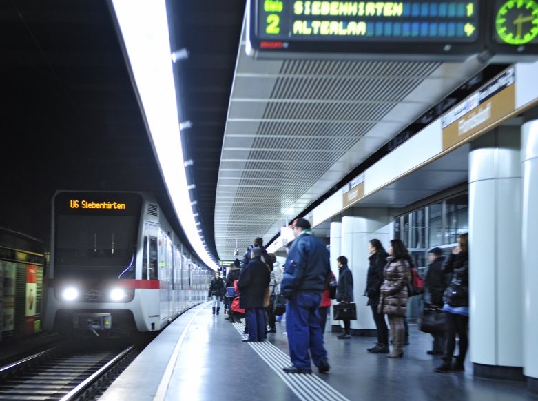 U-Bahn Zug der Linie U6 in der Station Floridsdorf.