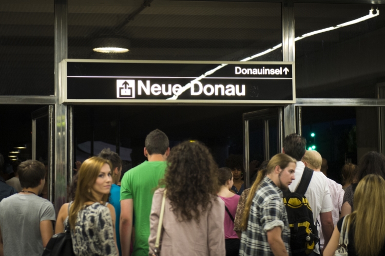 22.06.2012, Wien: Heute hat das alljaehrliche Donauinselfest begonnen. Die Wiener Linien sorgen mit 500 zusaetzlichen MitarbeiterInnen fuer einen Reibungslosen Ablauf. Im Bild Partygaeste am Weg zum Donauinselfest.