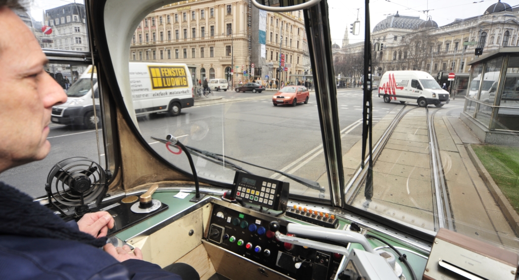 Verkehrsituation aus Sicht eines Straßenbahnfahrers.