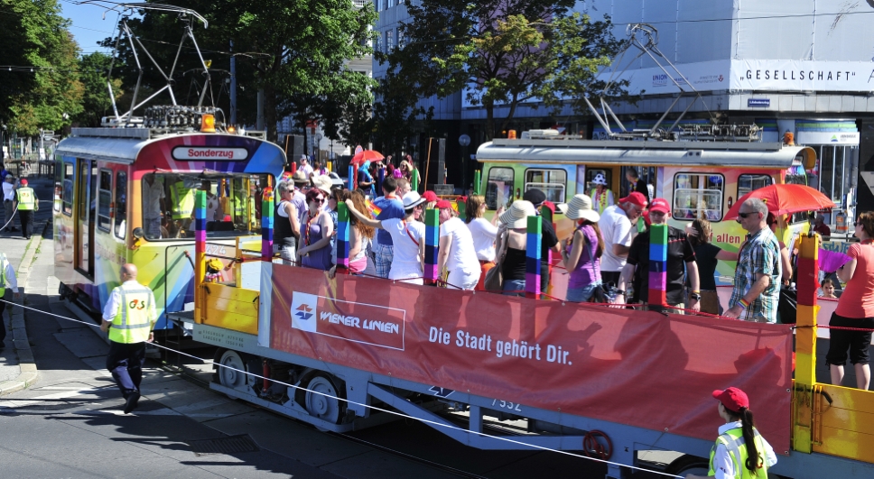 Zwei Sonderzüge der Wiener Linien führen die diesjährige Regenbogenparade über die Wiener Ringstraße an.