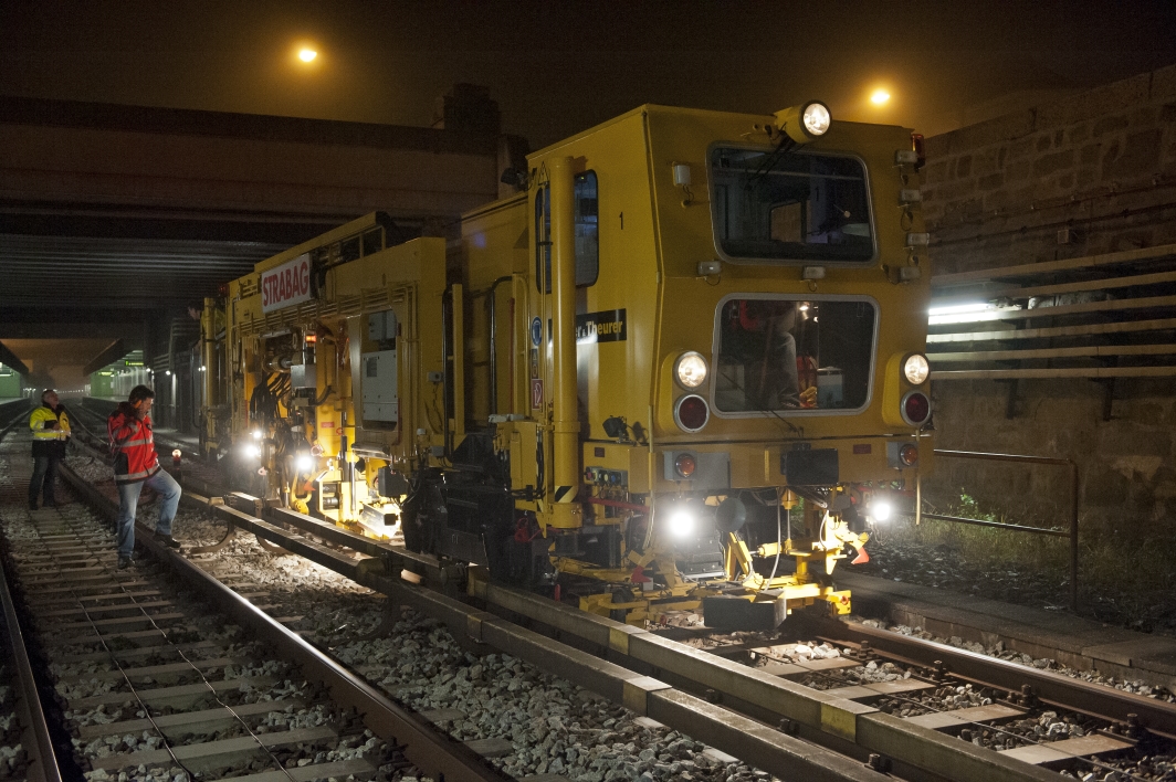 Gleisstopfen an der U-Bahnlinie U4 im Bereich Unter St. Veith. Wien, 23.10.2012