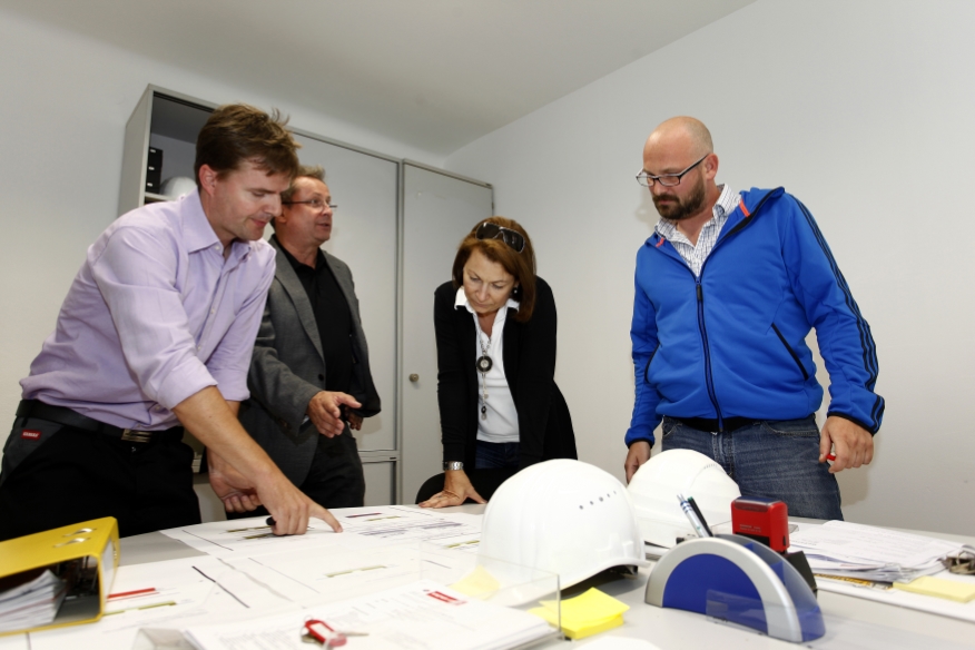 Mag.a Reinagl besichtigt die Baustelle der U1 Modernisierung. Bauabschnitt Taubstummengasse