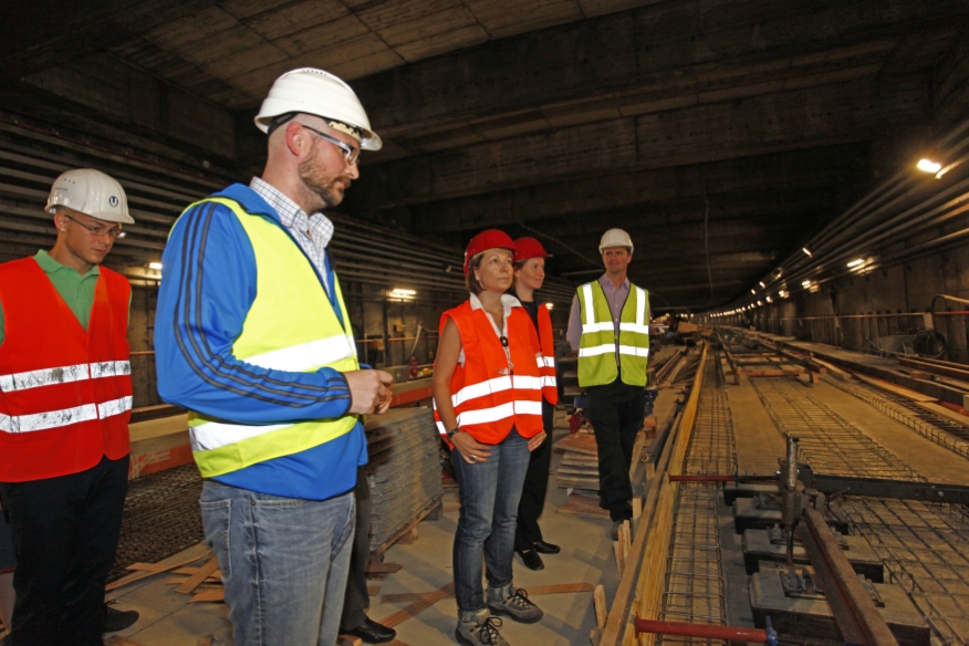 Mag. Reinagl besichtigt die Baustelle der U1 Modernisierung. Bauabschnitt Taubstummengasse