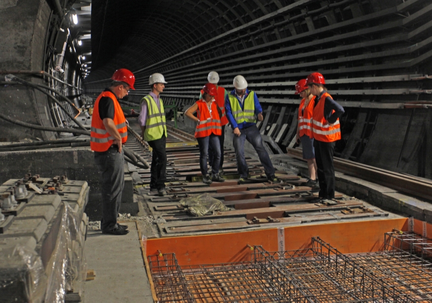 Mag.a Reinagl besichtigt die Baustelle der U1 Modernisierung. Bauabschnitt Taubstummengasse