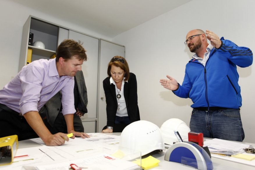 Mag.a Reinagl besichtigt die Baustelle der U1 Modernisierung. Bauabschnitt Taubstummengasse