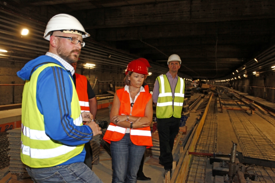 Mag.a Reinagl besichtigt die Baustelle der U1 Modernisierung. Bauabschnitt Taubstummengasse