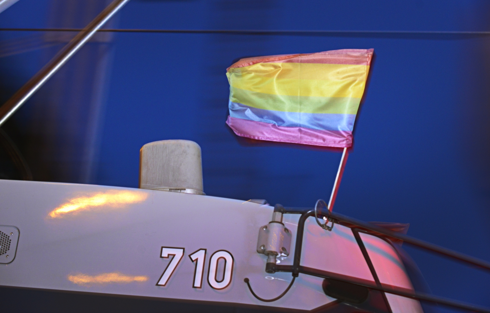 Anläßlich der Regenbogenparade 2013 sind die Straßenbahnen der Wiener Linien eingens beflaggt.