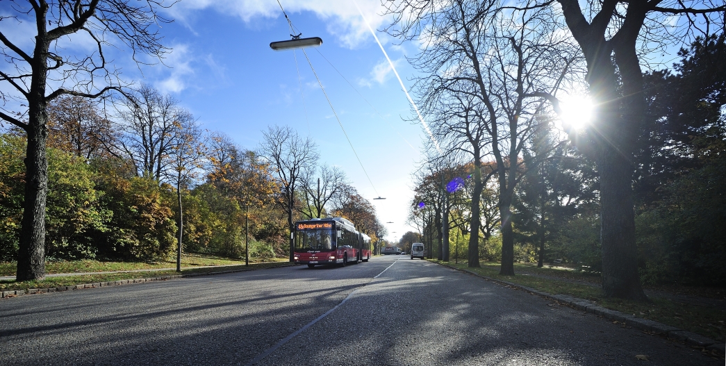 Autobus der Linie 48A im Bereich Steinhof in Wien Penzing.