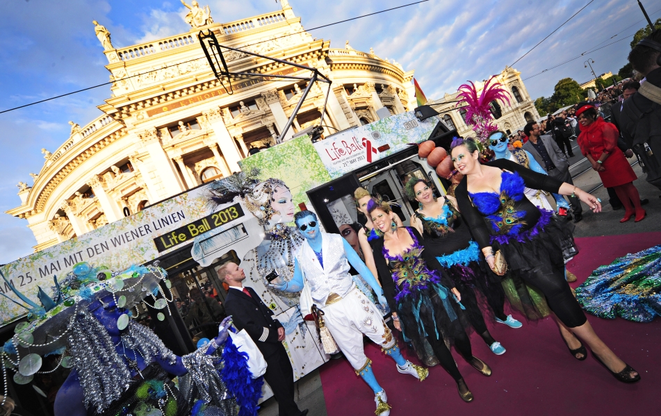 In einer eigens für den Life Ball gestalteten Straßenbahn werden auf dieses Jahr wieder eine Schar illustrer Gäste zur Eröffnung zum Wiener Rathausplatz gefahren.