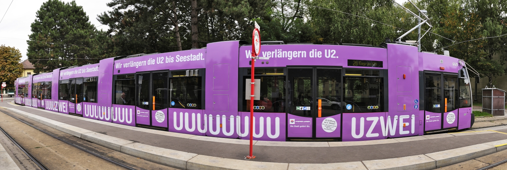 Eine eigens anlässlich der Verlängerung der U2 zur Seestadt gebrandeter ULF verkehrt auf der Stecke 26.