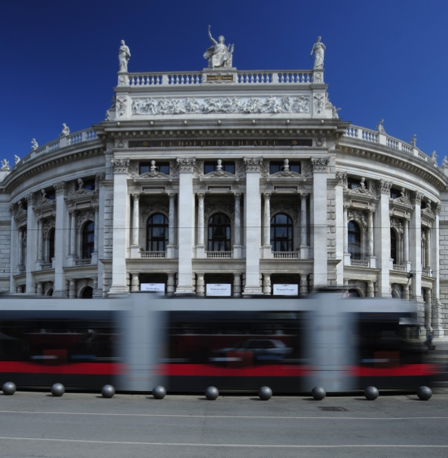 Straßenbahn vor dem Wiener Burgtheater.