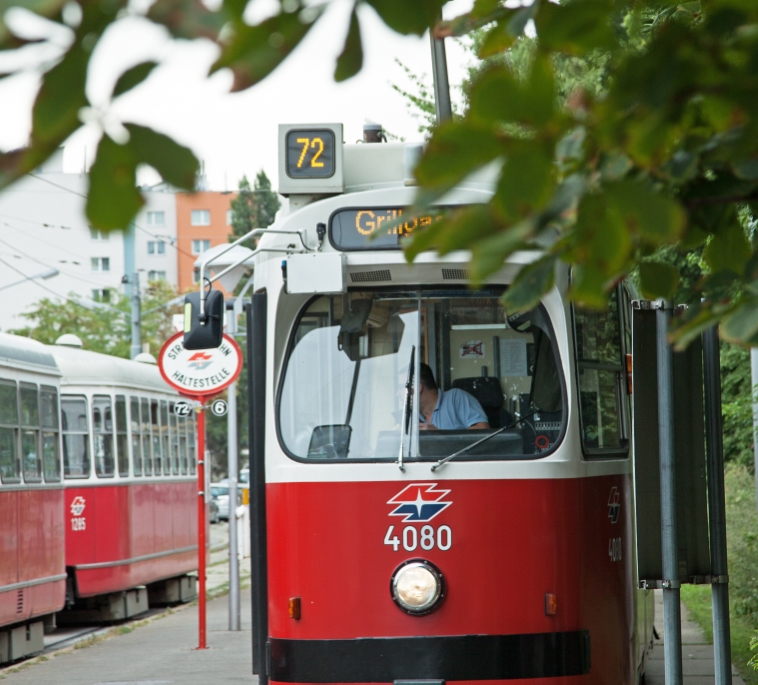 Linie 72 mit E2-c5 Garnitur , Kaiser Ebersdorf, September 2013