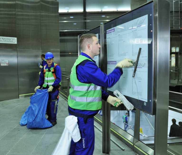 Abendlicher Großputz in der U-Bahn-Station Praterstern.