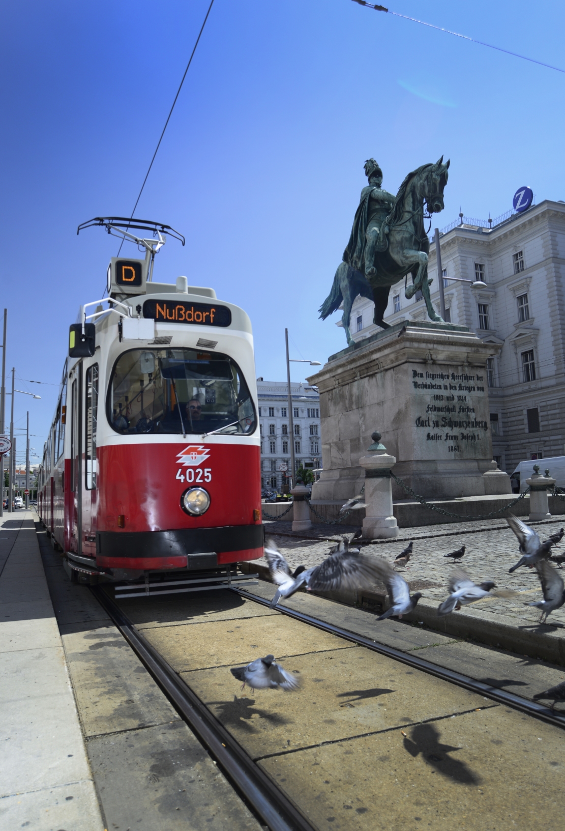 Straßenbahn der Linie D im Bereich Schwerzenbergplatz.