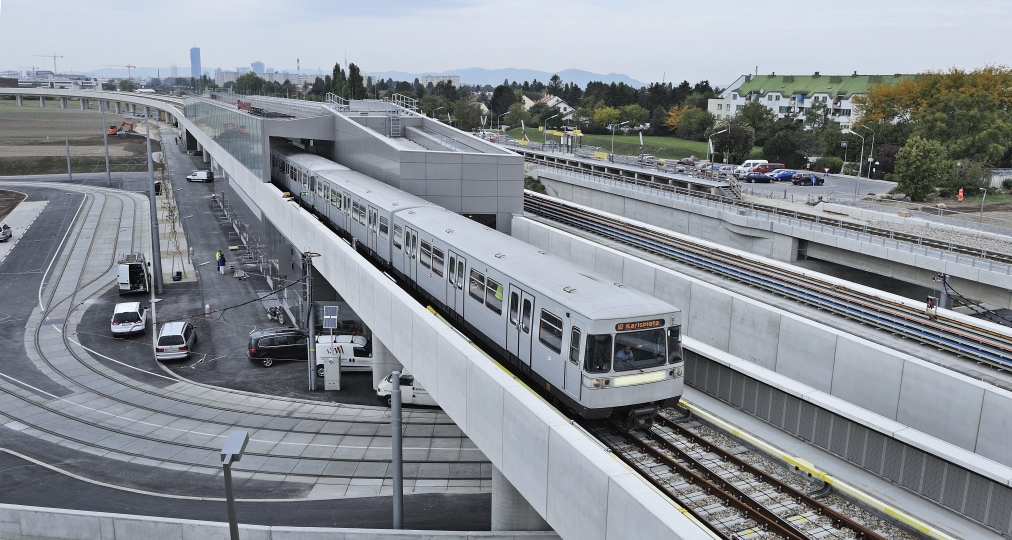 Verlängerung der U2 bis zur Station Seestadt, Eröffnung a, 5. Oktober 2013. Ansicht der neuen oberirdischen Strecke zwischen Aspernstraße und Seestadt. Station Hausfeldstraße.