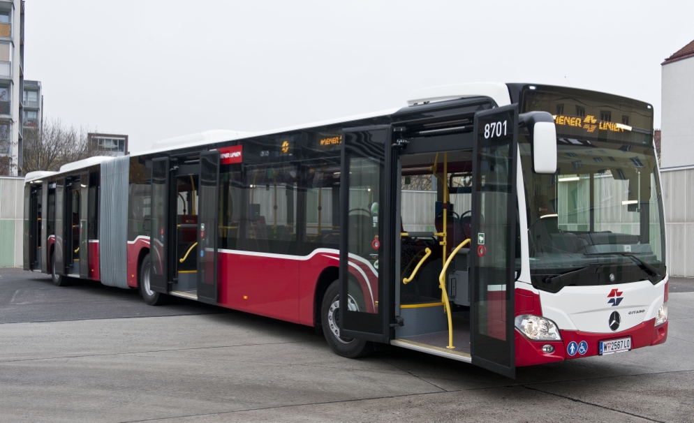 Mercedes Benz Citaro, der neue Bus für die Wiener Linien. Einstiegsseite mit nach aussen öffnenden Schiebetüren.