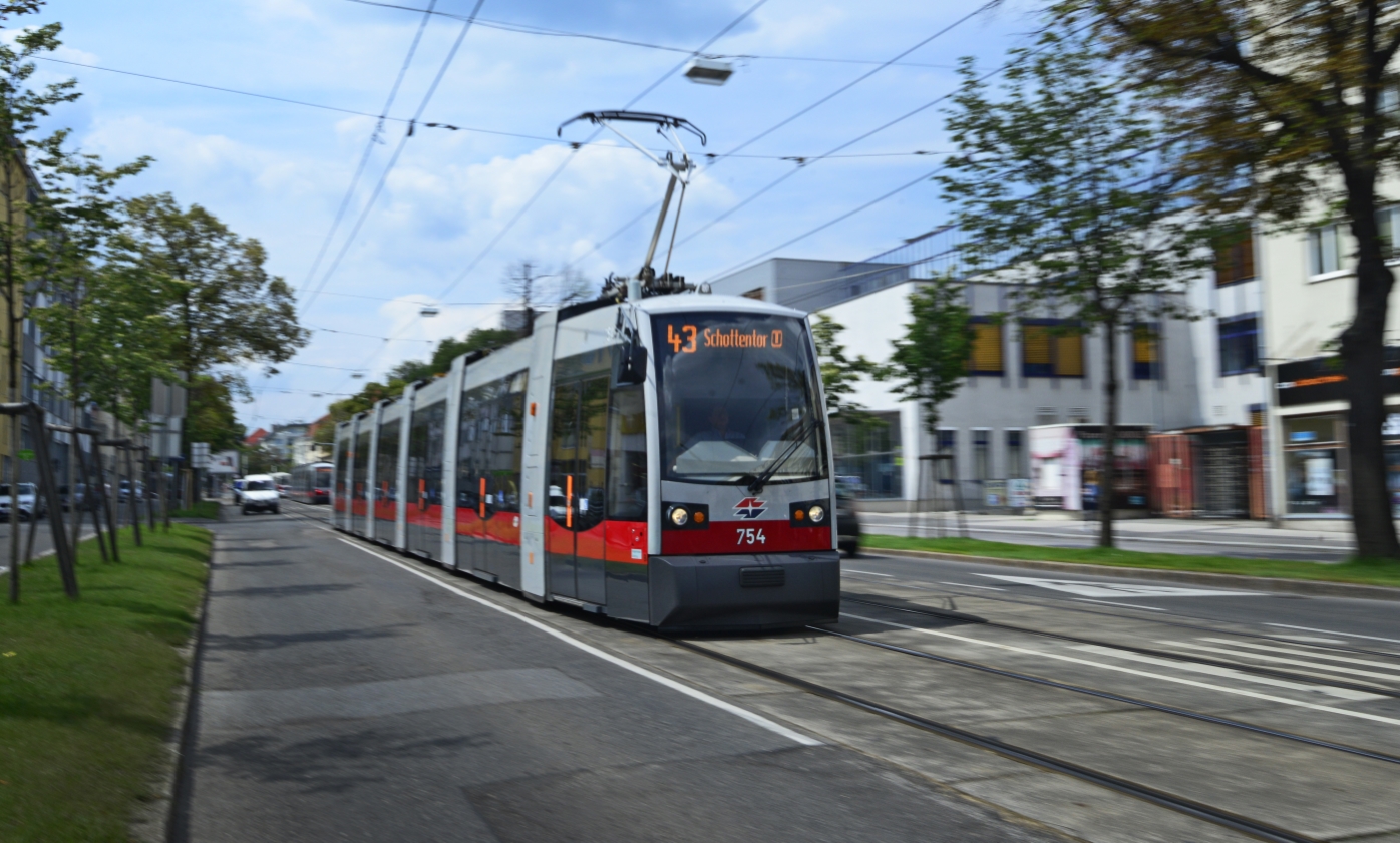 Straßenbahn der Linie 43 im Bereich Hernalser Hauptstraße.