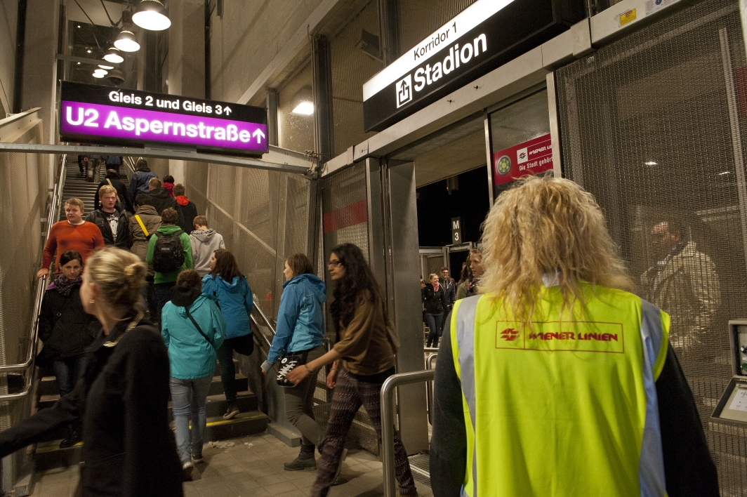 U-Bahn Aufsicht bei Personenabfertigung in U2 Station Stadion nach Konzert in der Kriau. Wien, 29.05.2013