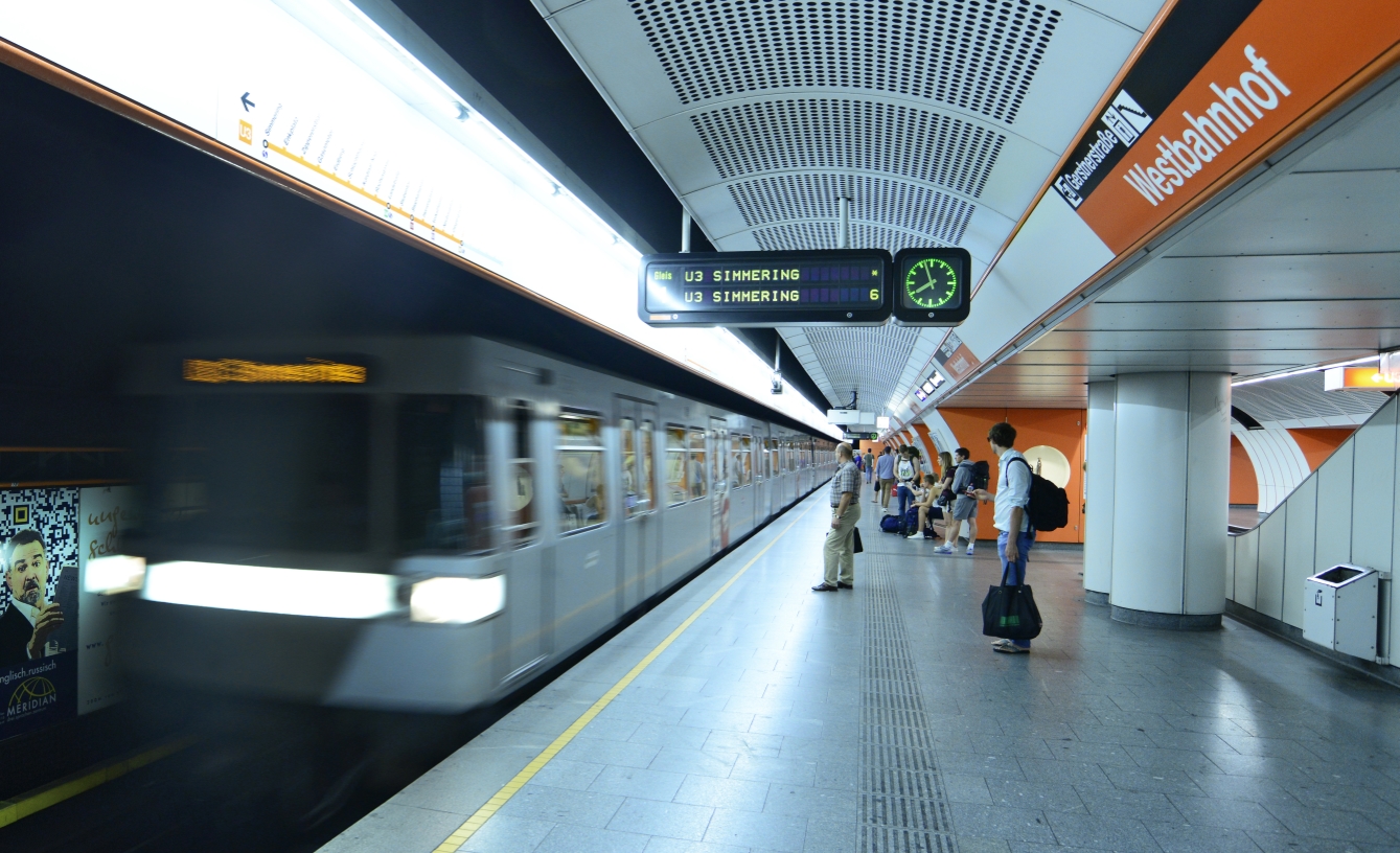 Geringes Fahrgastaufkommen an einem Sonntag morgen. Station Westbahnhof der Linie U3.