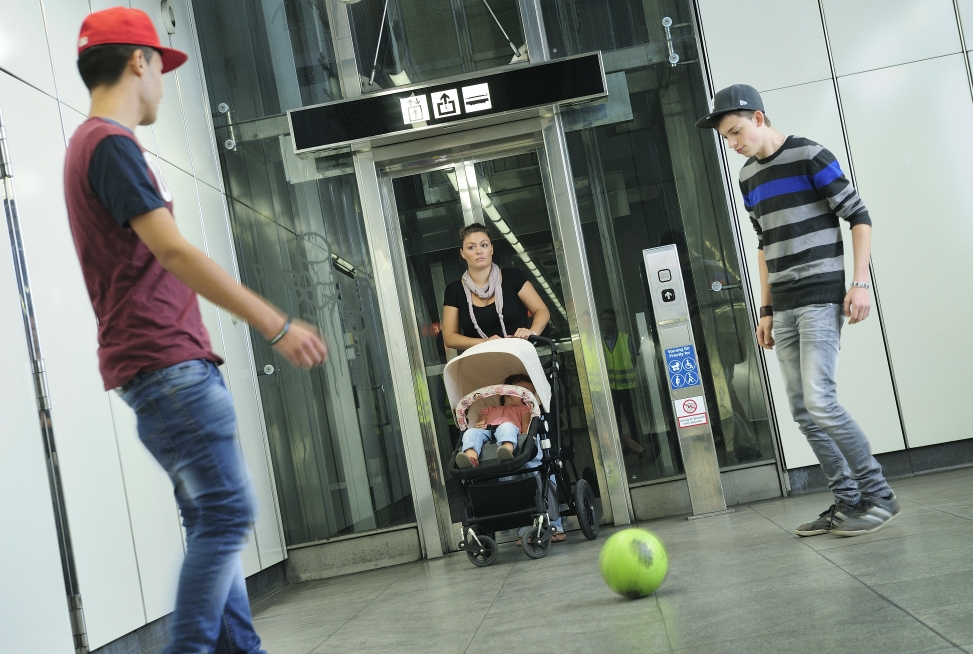 Aus Sicherheitsgründen ist das Ballspielen in den Stationen verboten.