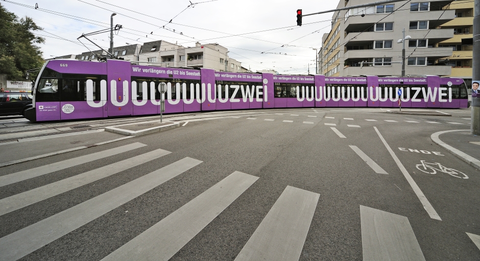 Eine eigens anlässlich der Verlängerung der U2 zur Seestadt gebrandeter ULF verkehrt auf der Stecke 26.