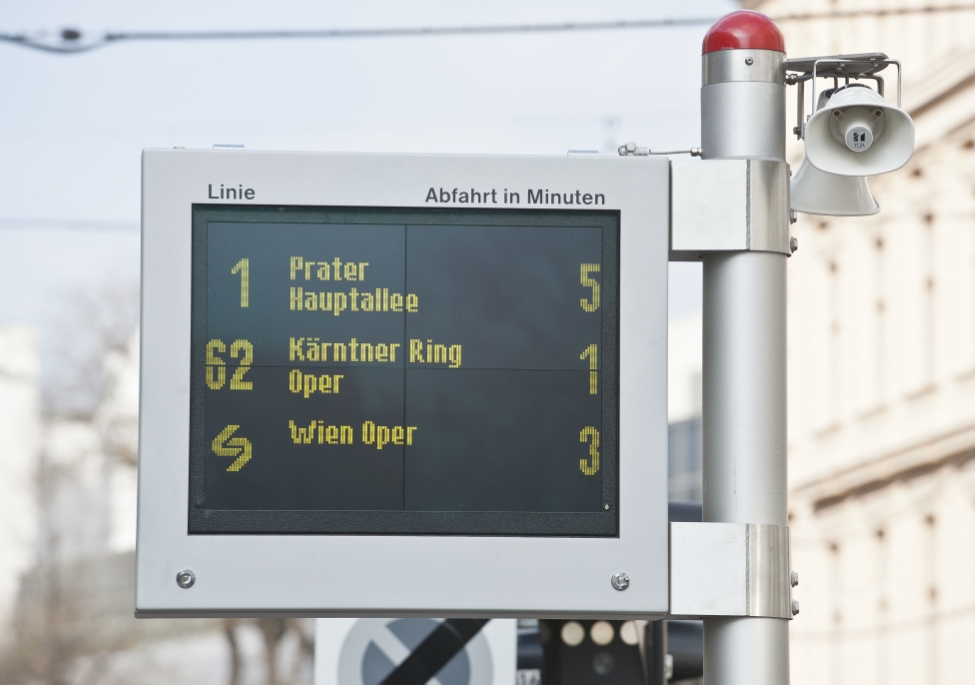 Wiener Linien Geschaeftsfuehrer Dipl.-Ing. Eduard Winter praesentiert mit Bezirksvorsteher Leopold Plasch die neue elektronische Ueberkoppfanzeige an der Haltestelle Johann Strauss Gasse . Wien, 04.04.2013