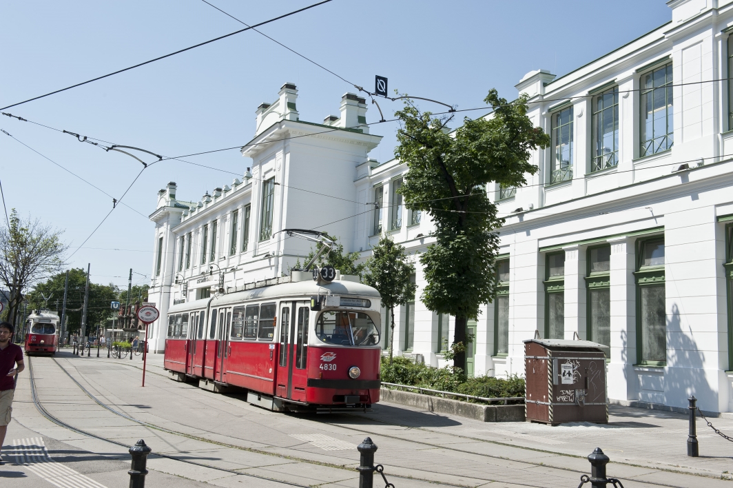 Straßenbahn der Linie 33 vor Station der Linie U6  Josefstädter Straße nach Abschluß der umfangreichen Renovierungsarbeiten.