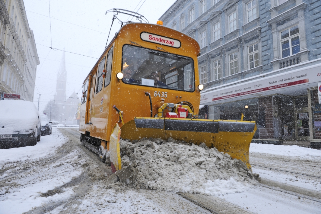 Bei starkem Schneefall sind die Einsatzkräfte der Wiener Linien bemüht Behinderungen zu vermeiden.