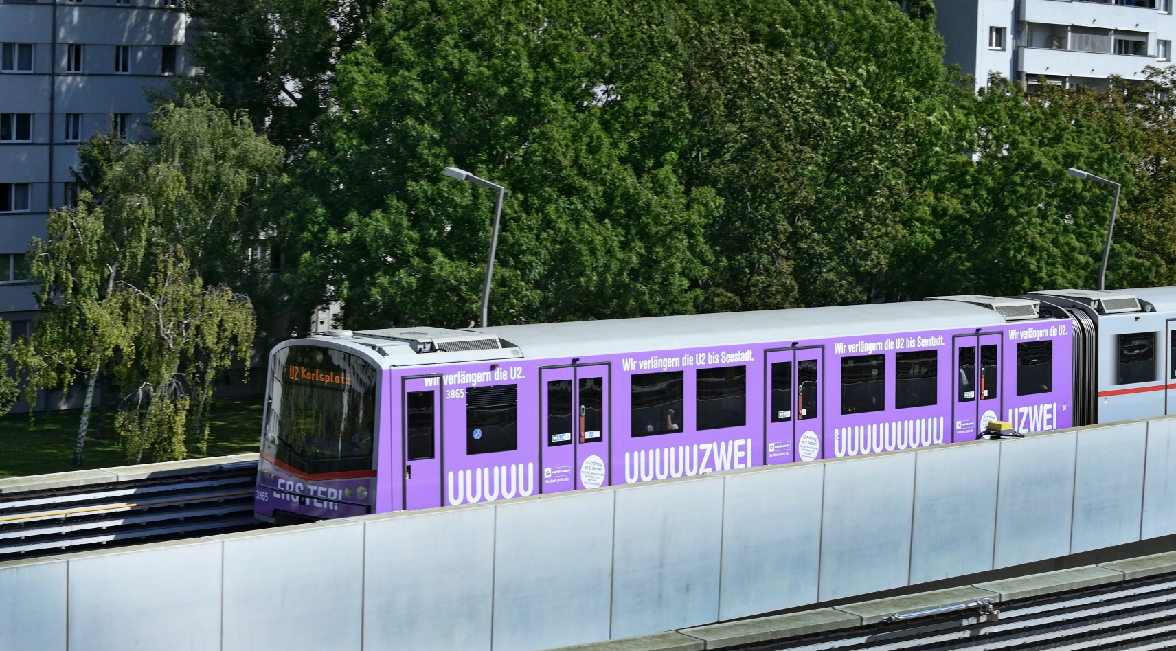 Eine eigens anlässlich der Verlängerung der U2 zur Seestadt gebrandeter V-Zug verkehrt auf der Stecke zwischen Karlsplatz und Aspernstraße.