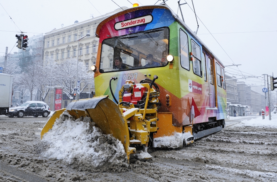 Bei starkem Schneefall sind die Einsatzkräfte der Wiener Linien bemüht Behinderungen zu vermeiden.