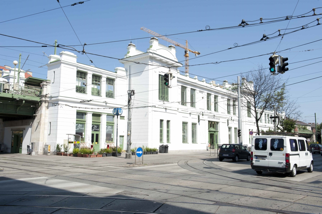 Ä Straße in Ü Ort mit der Ö station und keiner Straßenbahn.