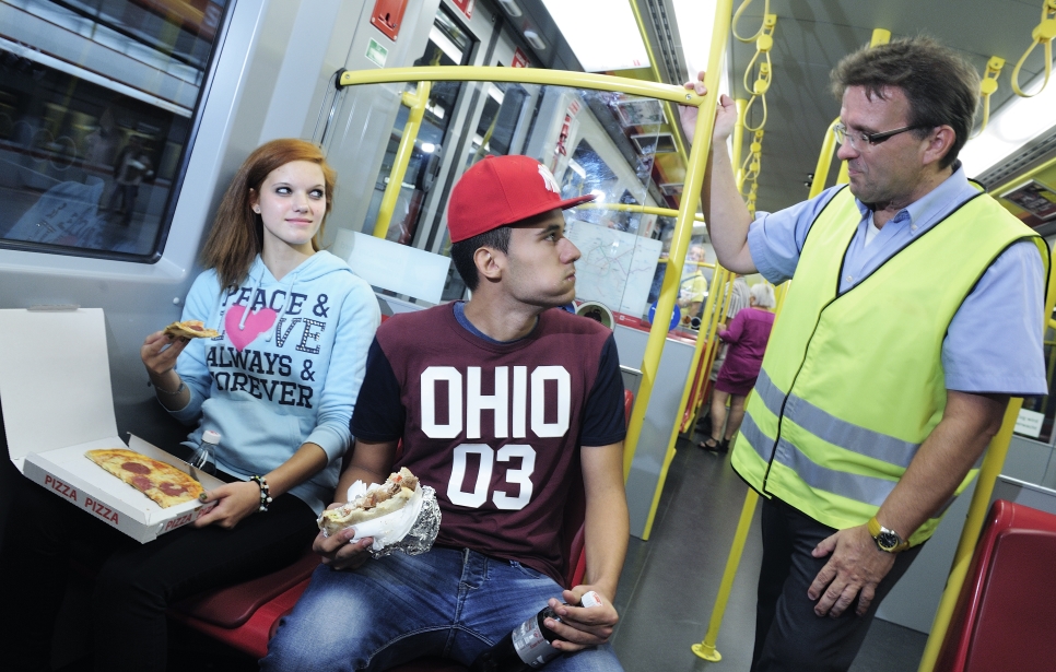 Bitte nehmen Sie Rücksicht auf andere Fahrgäste und konsumieren Sie keine fettigen und geruchsintensiven Speisen in den Öffis.