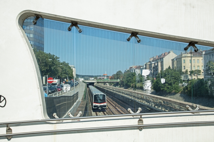 U-Bahn Zug der Linie U4 in Fahrtrichtung Heiligenstadt  zwischen der Station Unter St Veit und Braunschweiggasse, Juli 2013