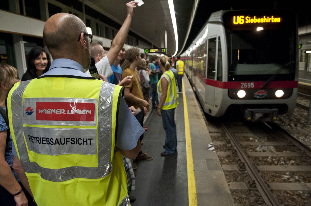 Abtransport der Besucher vom Donauinselfest 2013 durch die Wiener Linien in der U-Bahnstation der Linie U6 