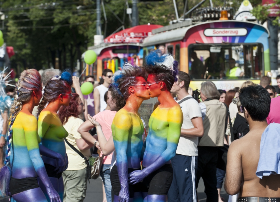 Die Wiener Linien führen mit zwei Straßenbahnen die Regenbogenparade 2013 in Wien an.