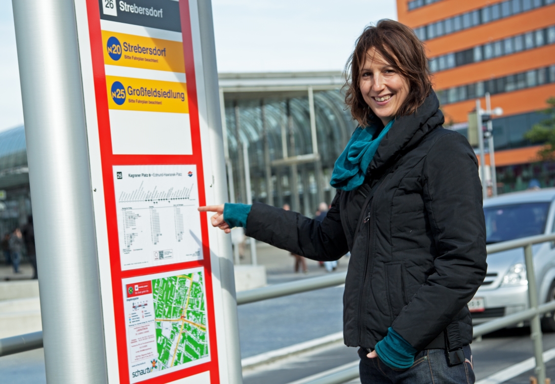 Neue Station am Kagranerplatz mit Fahrgast, Oktober 2013