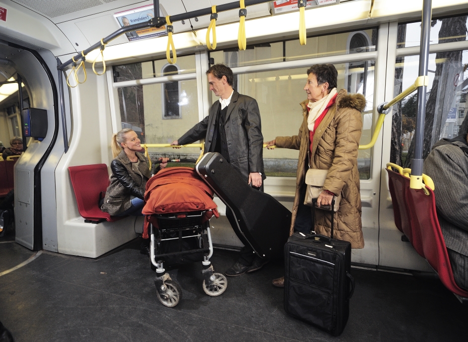 Durch den Ausbau von Sitzplätzen ist im Inneren der Straßenbahn mehr Platz für Fahrgäste