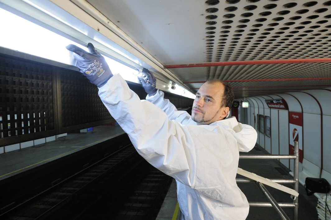 Sukzessive werden die Leuchtstoffröhren der Stationsbeleuchtungen durch moderne LED-Lampen ersetzt, die durch geringeren Stromverbrauch und lange Lebensdauer eine Ersparnis bewirken.