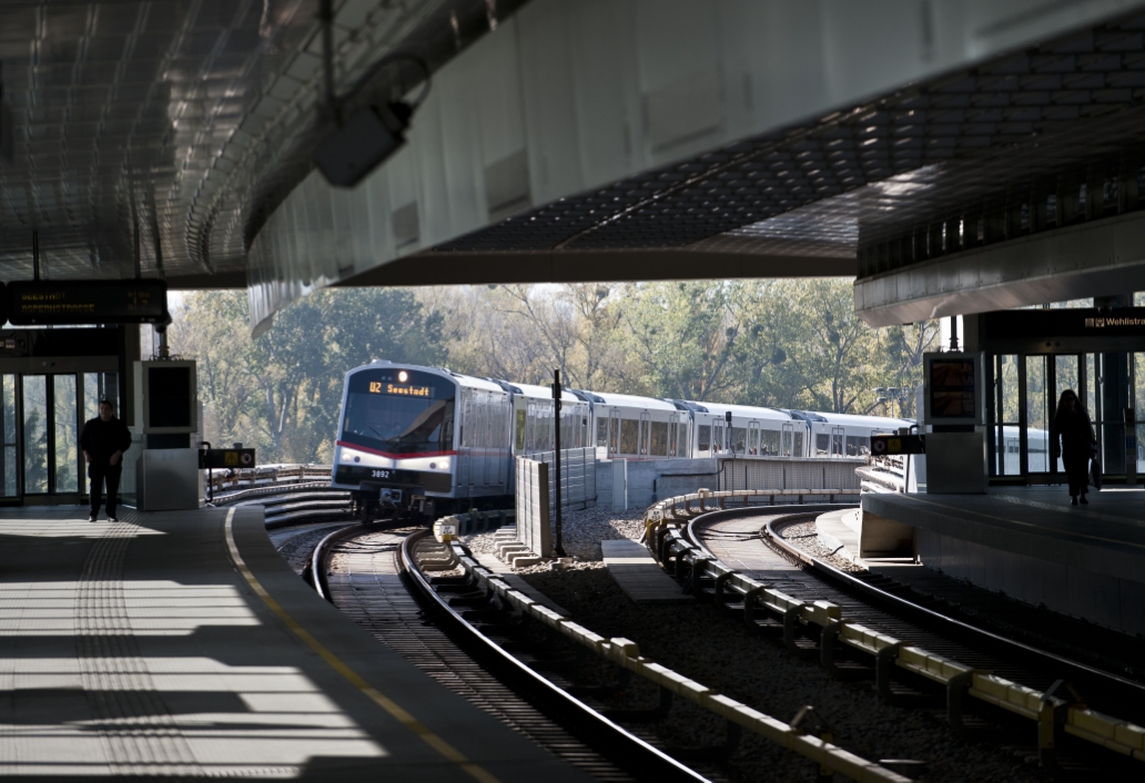 Zug der U-Bahnlinie U2 in Richtung Seestadt fährt in die Station Donaumarina ein.