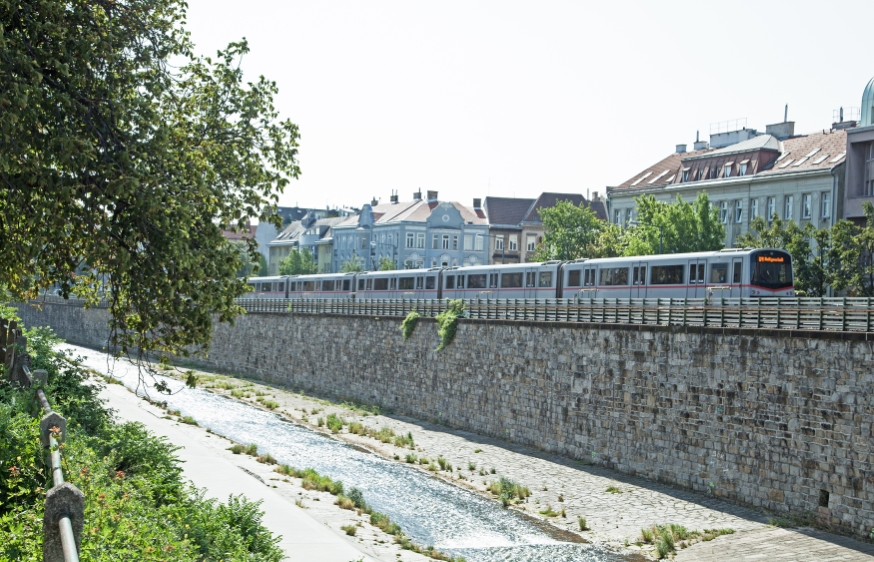 U-Bahn Zug der Linie U4 in Fahrtrichtung Heiligenstadt, kurz vor der Station Ober St Veit, Juli 13